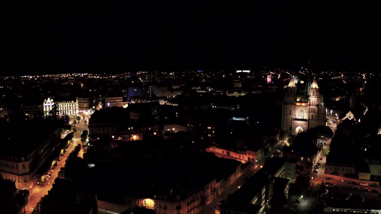 Paesaggio urbano notturno di Digione ripreso con drone 4k 25p