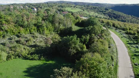 Straße,-Die-Zu-Einem-Typischen-Bosnischen-Dorf-In-Den-Bergen-Führt