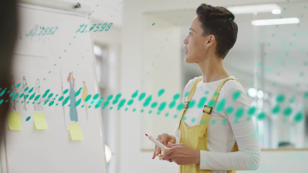 사무실에서 두 인종의 사업가에 대한 데이터 처리 애니메이션