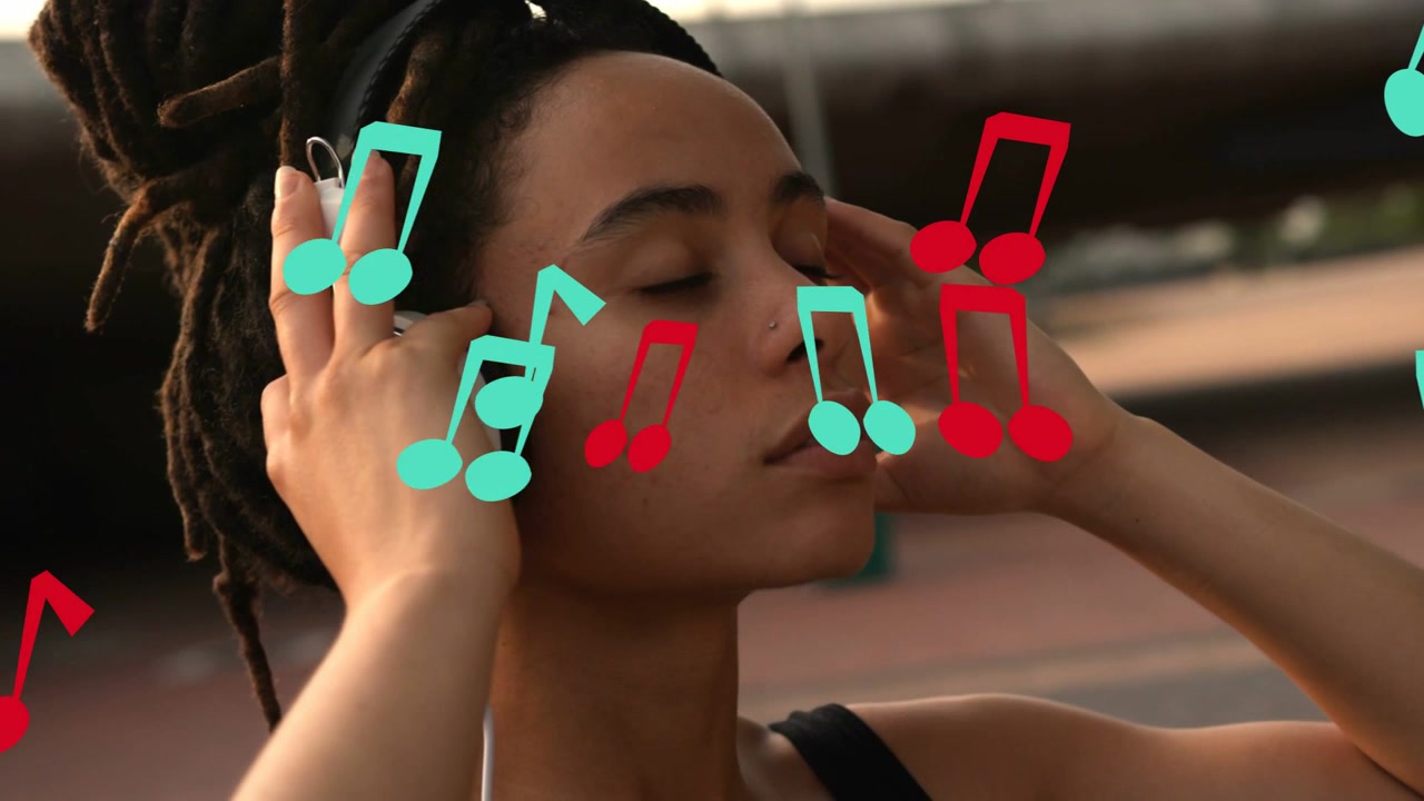 Donna che alza le mani posizionando cuffie over-ear, con note animate che le attraversano il viso, perdendosi nella musica.
