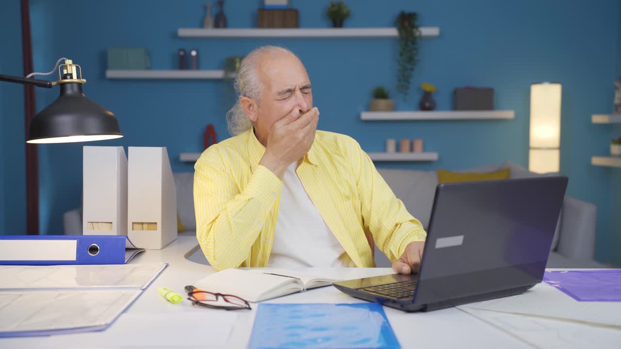 홈 오피스 직원  ⁇ 은이가 나쁜 소식을 읽고 좌절감을 느끼고 있습니다.