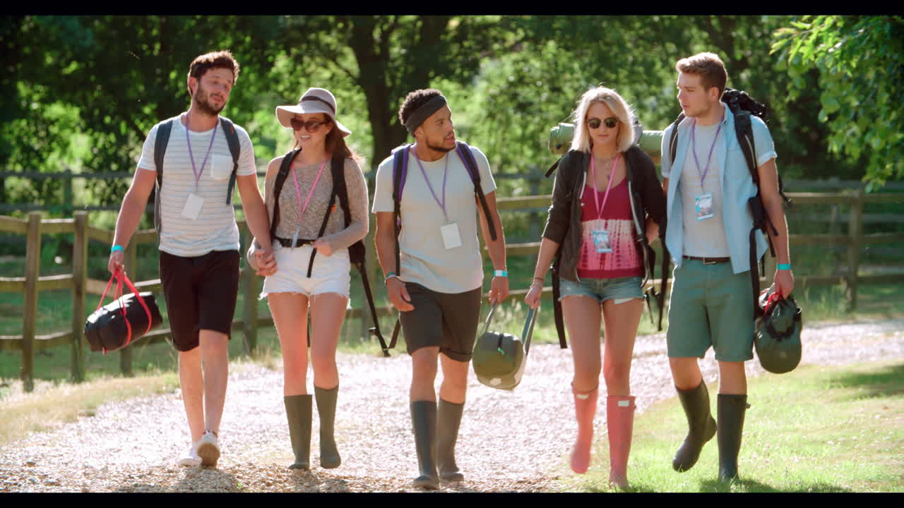 음악 페스티벌에 캠핑을 가는 젊은이들의 그룹