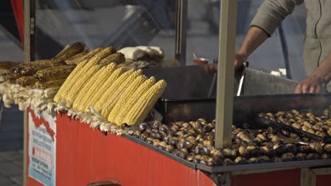 comida callejera popular en estambul: maíz asado y castañas en el carro