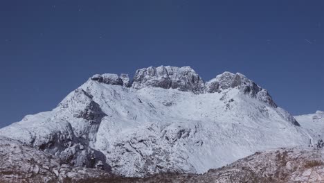 Støvla-illuminated-by-the-full-moon-and-northern-lights,-Lofoten,-time-lapse