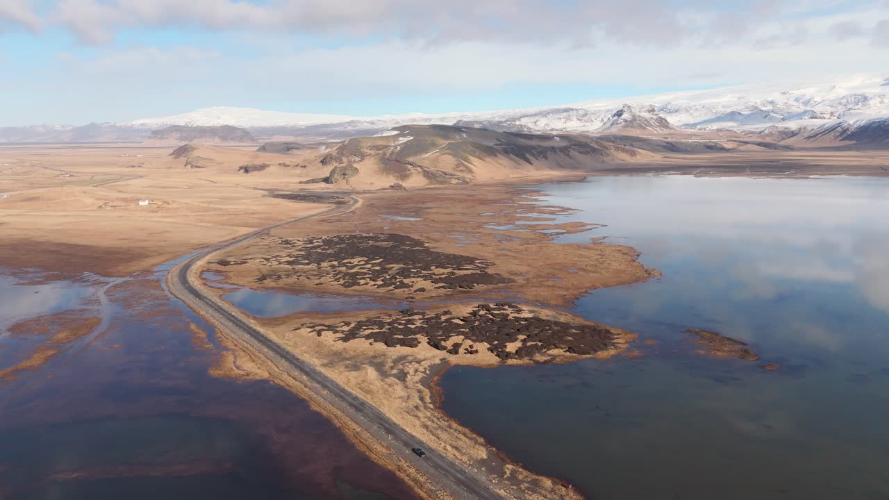 formaciones volcánicas terráneas del horizonte reflejo del agua en las montañas heladas de islandia