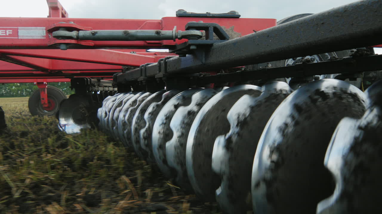 el mecanismo para cultivar y arar la tierra va en el campo