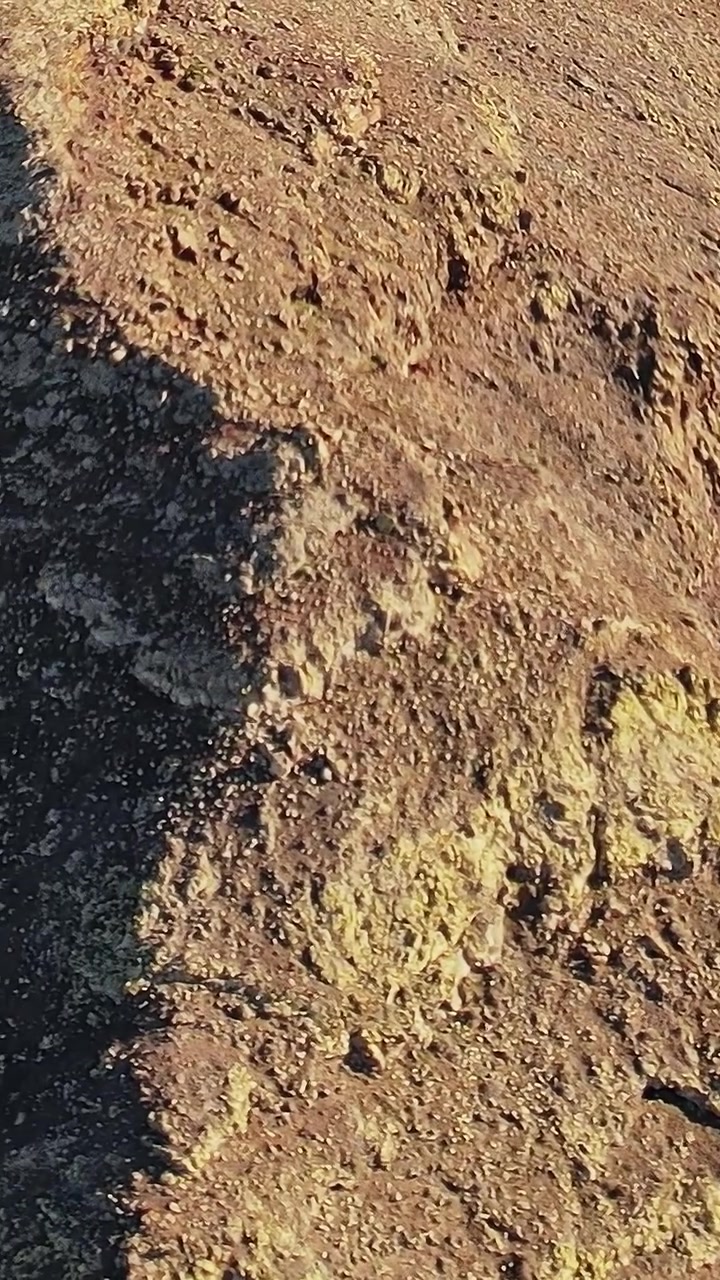 Esplora i paesaggi aspri di Fuerteventura in Spagna dal cielo.