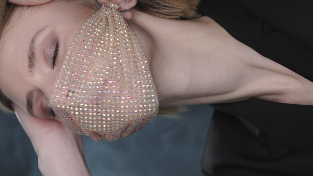 чувственная женщина в стильной маске для лица