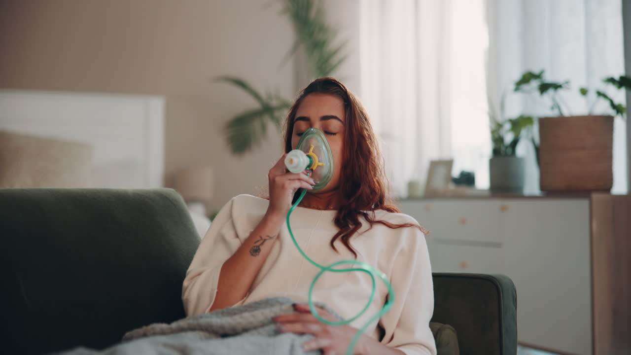 mujer con una máscara de oxígeno en un sofá