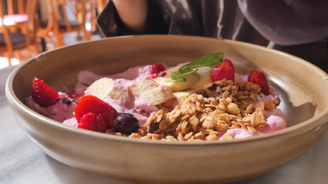 그라놀라 와 베리 를 은 요구르트 그