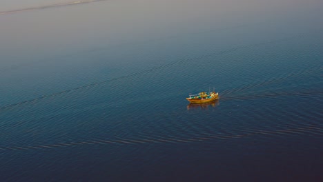 un barco de pescadores en el mar azul con una vista de drones