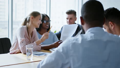 equipo de negocios diverso en la reunión