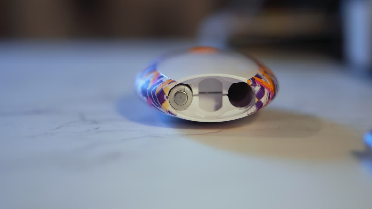 maquinilla de afeitar electrónica de mano con batería eléctrica con puerta batt abierta mientras la batería aaa rueda frente a la máquina