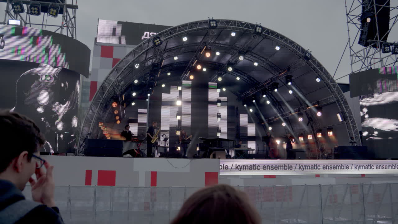 actuación del conjunto kymatic en un concierto al aire libre