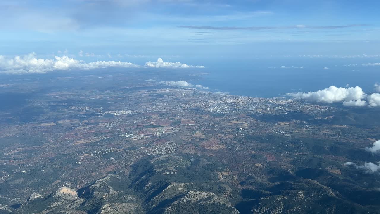 vista panorámica aérea de palma de mallorca, españa, grabada desde una cabina de un avión durante un giro a la izquierda mientras volaba a 3000 m de altura