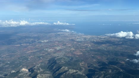 vista panorámica aérea de palma de mallorca, españa, grabada desde una cabina de un avión durante un giro a la izquierda mientras volaba a 3000 m de altura