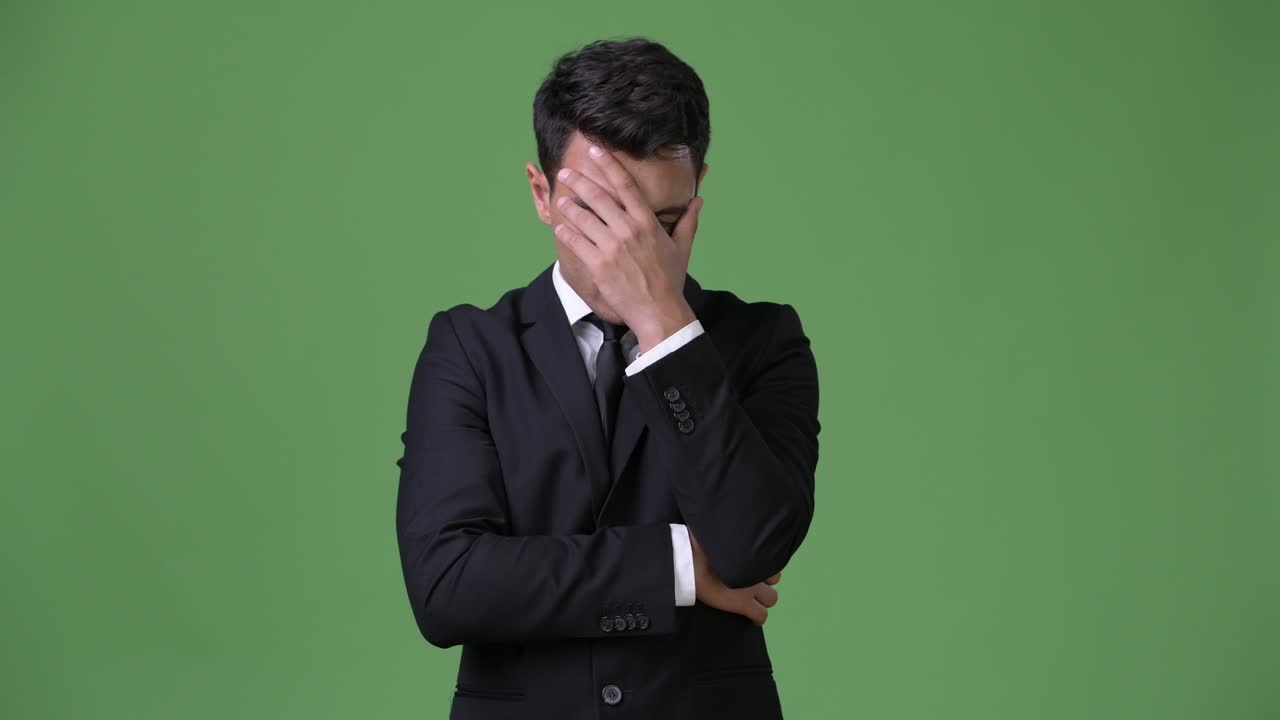 초록색 배경에 젊은 잘생긴 히스패닉 사업가