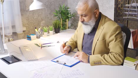 hombre de negocios dibujando gráficos sobre empleos.