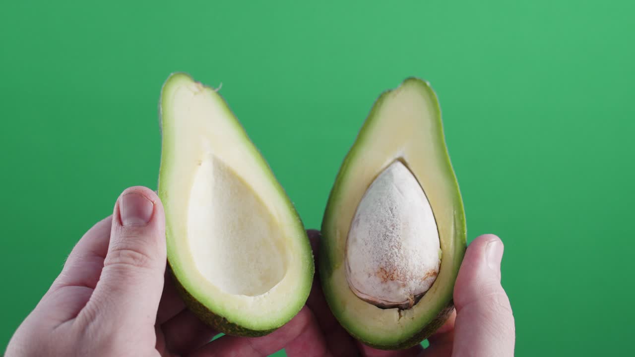 Apertura di avocado fresco tagliato a metà