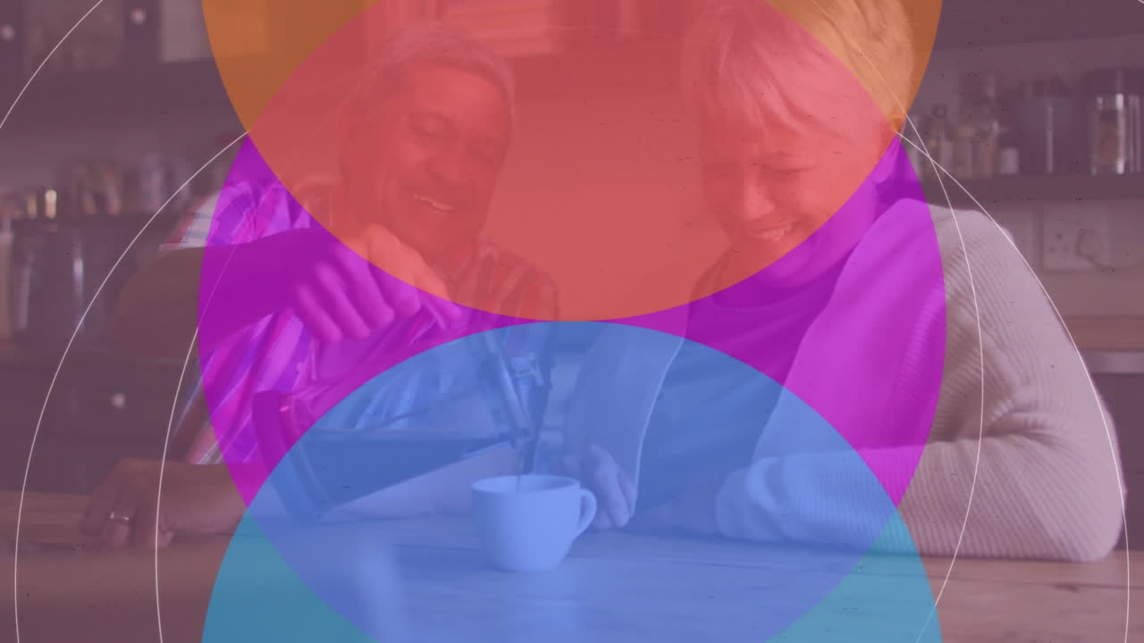 아프리카계 미국인 노인 남자가 아내를 위해 컵에 커피를  ⁇ 고 있는 컬러풀한 원형