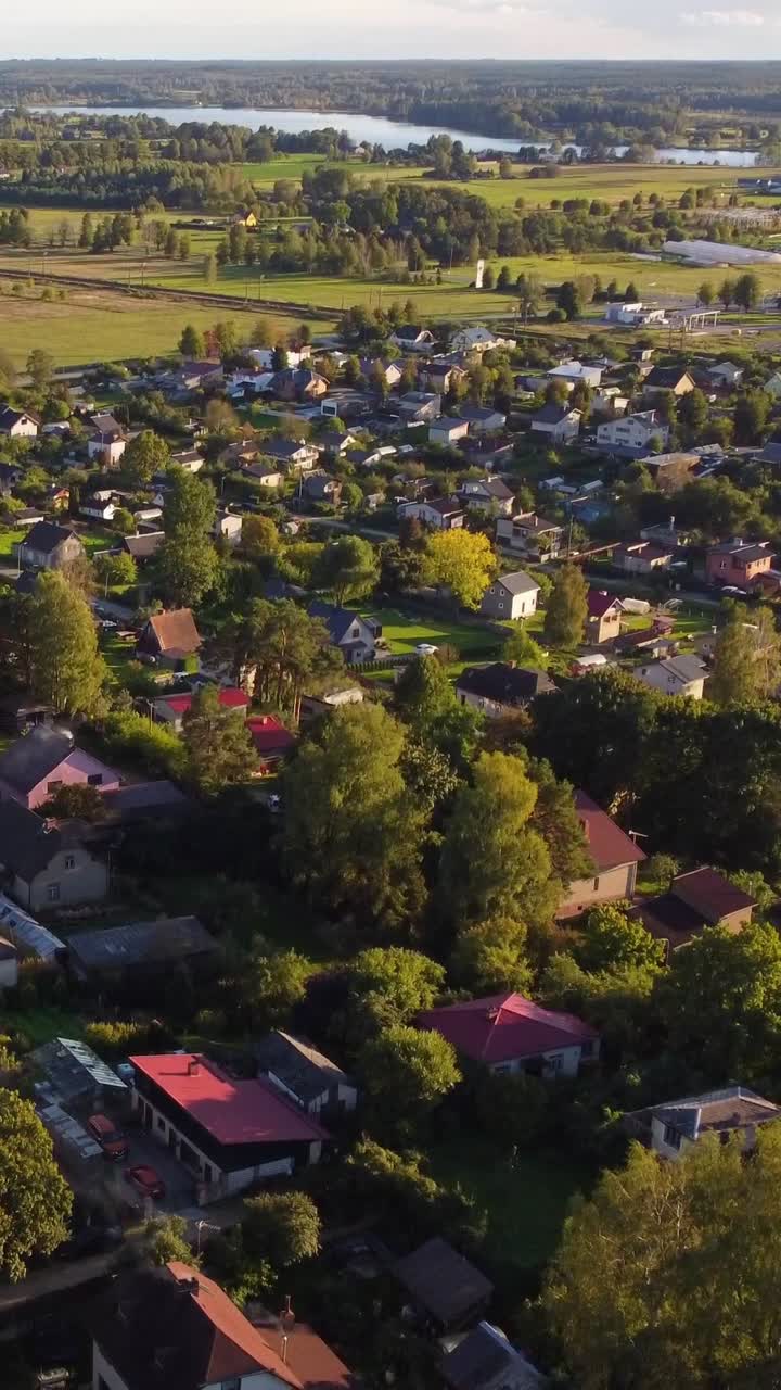 Una vista aerea di un tranquillo villaggio