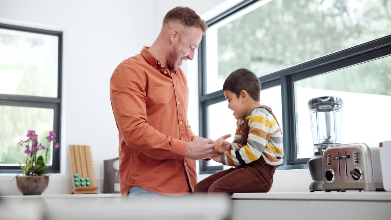 padre e hijo disfrutando del tiempo en la cocina