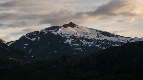 Timelapse-of-snowy-mountaintop-at-sunset