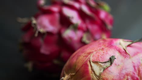 Profundidad-De-Campo,-Toma-Desenfocada-De-Fruta-Del-Dragón-Rojo-En-La-Mesa-Cultivando-Plantas-Exóticas-Pitaya