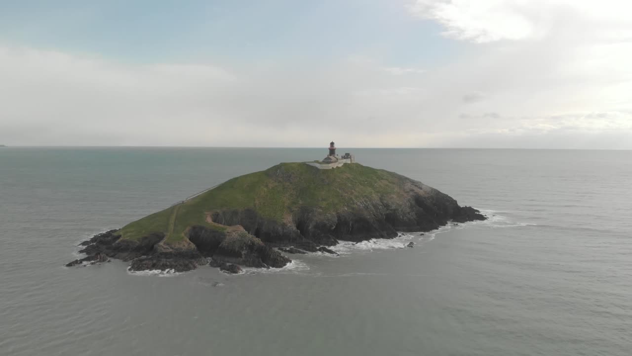 una foto aérea de una aldea costera