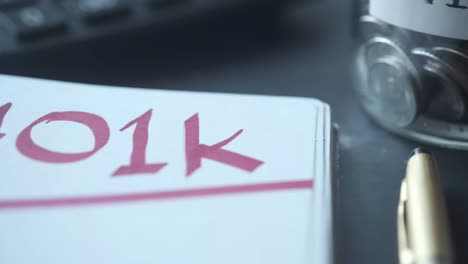 401k en un cuaderno con calculadora