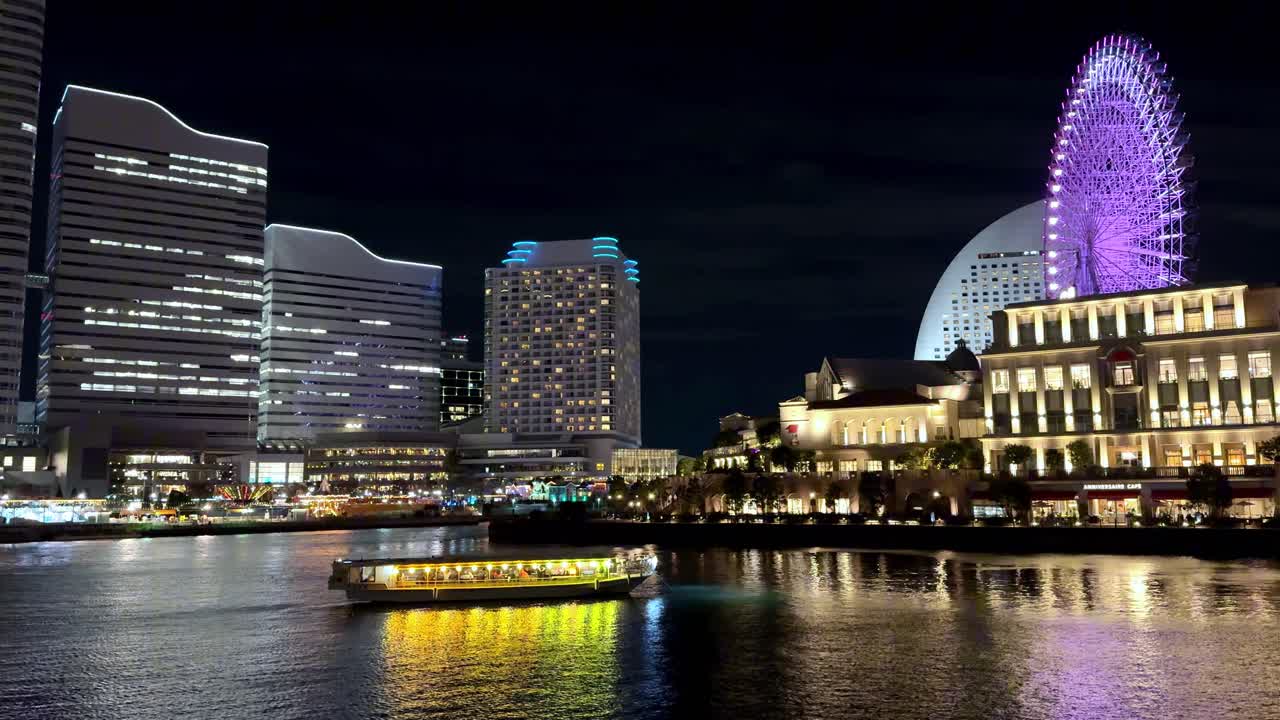 밤에는 요코하마 해안가, 도시 조명과 반사, 평온하고 활기찬