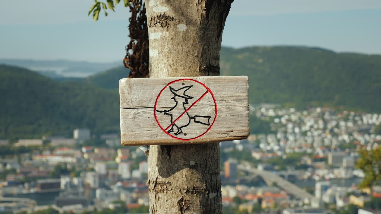 빗자루에 교차 마녀의 사진이 있는 태블릿 b에서 마녀가 비행하는 것을 금지하는 표시