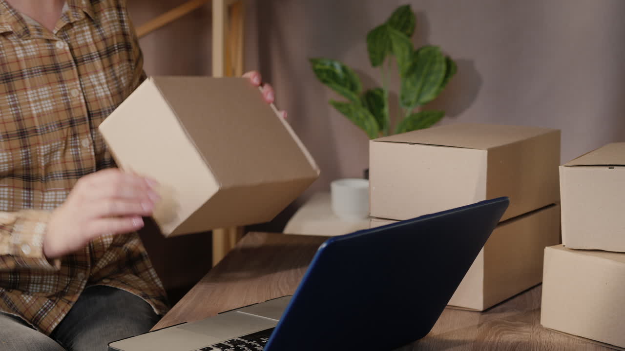 vista lateral de una mujer clasificando paquetes listos para enviar