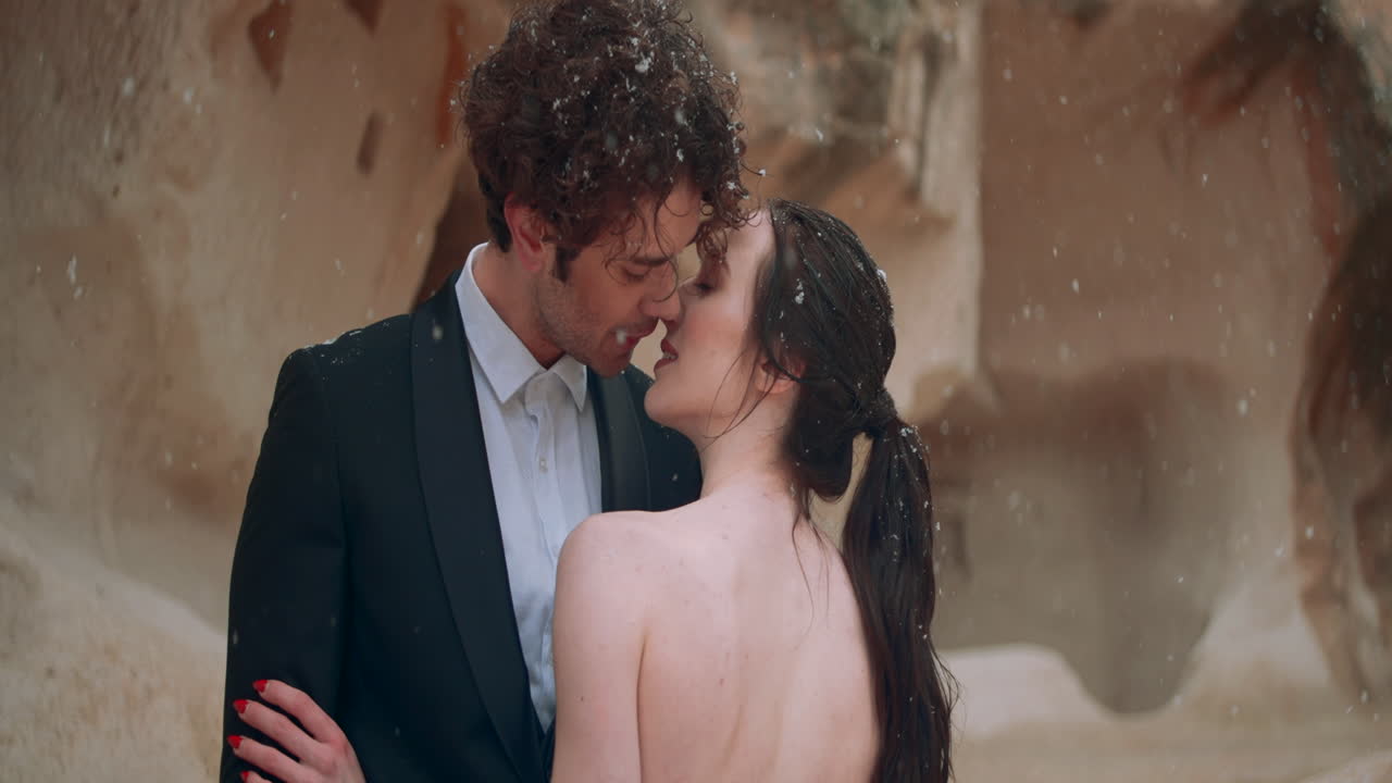 눈 인 동굴 에서 키스 하는 부부