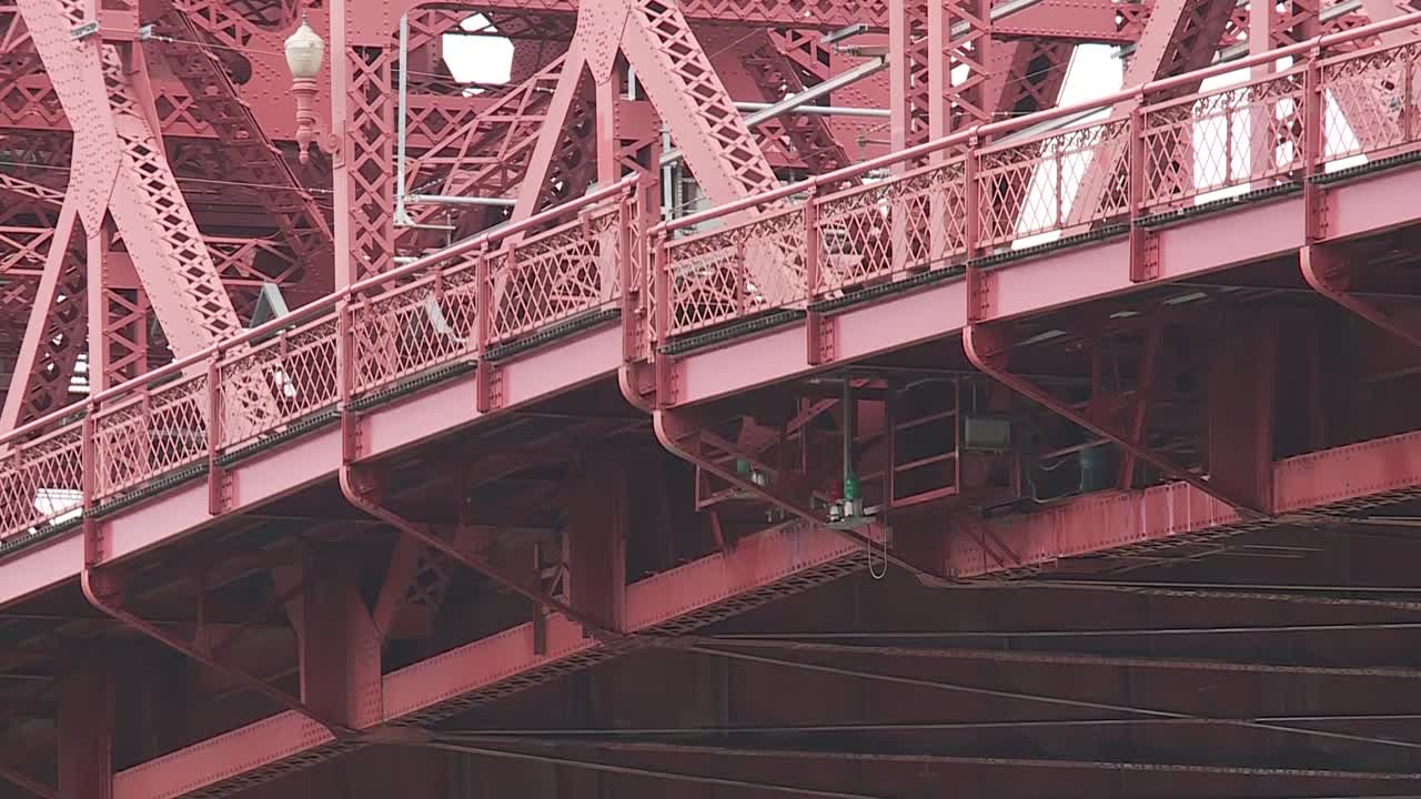 브로드 웨이 브리지 위치로 낮추기 닫기