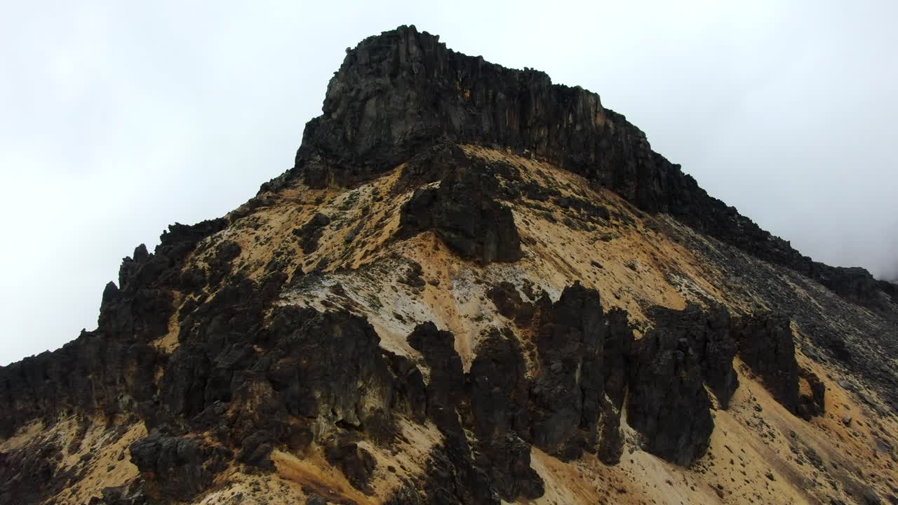 dron orbitando la cumbre de una montaña volcánica en los andes colombianos
