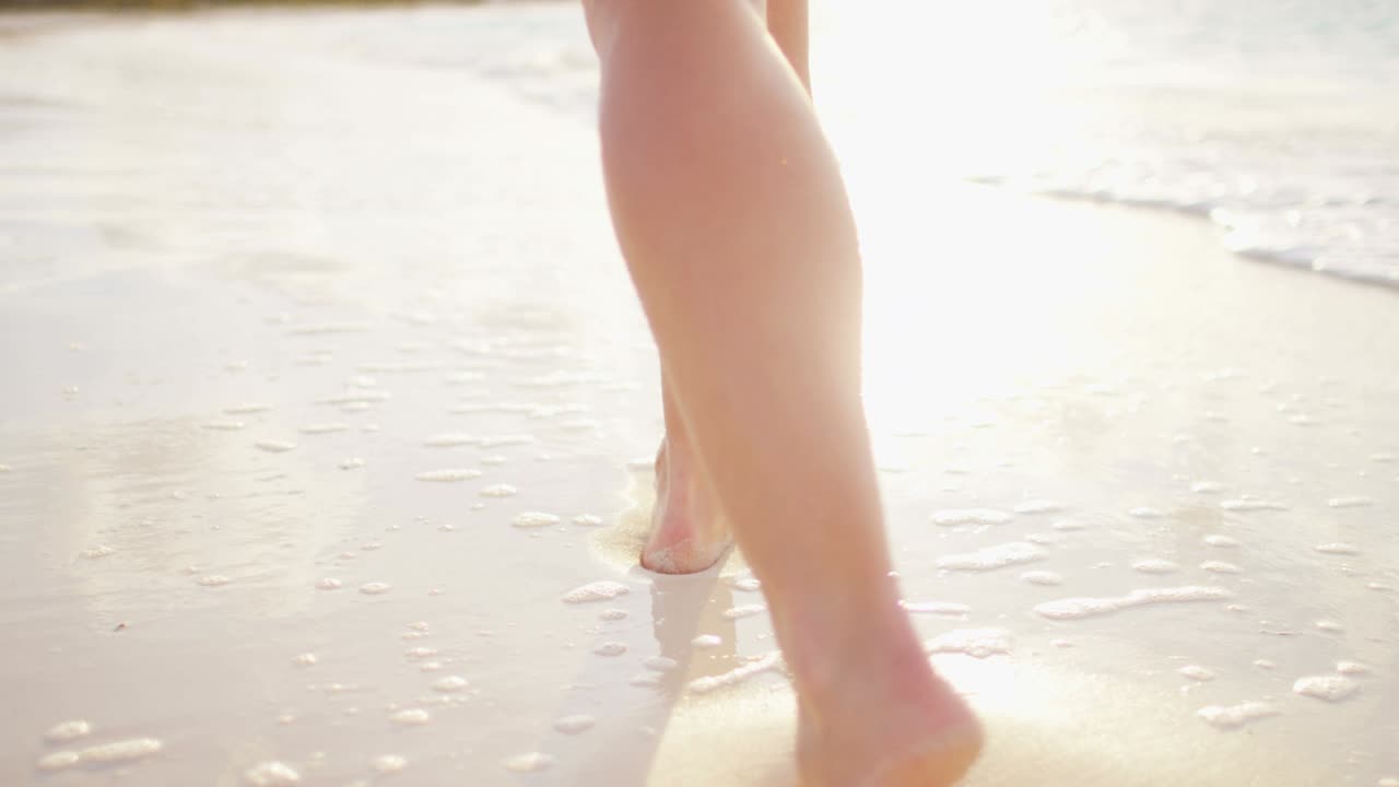 바다 해변에서 여성 백인 발바닥의 다리