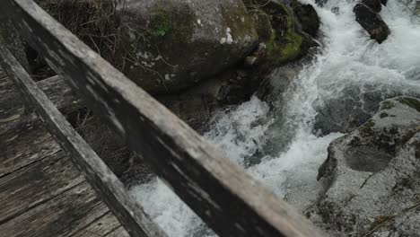 Puente-De-Madera-Sobre-El-Arroyo-De-Montaña-De-Gerês.