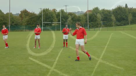 Gruppe-Multiethnischer-Rugbyspieler,-Die-Auf-Dem-Fußballfeld-Fußball-Spielen.