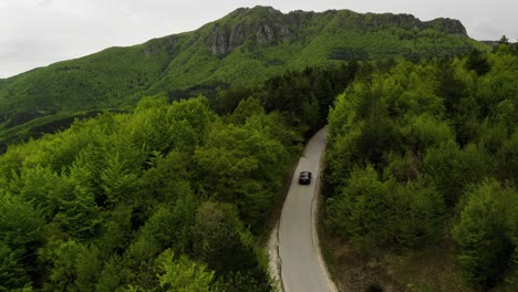 Auto-Bewegt-Sich-Auf-Kurvenreicher-Straße