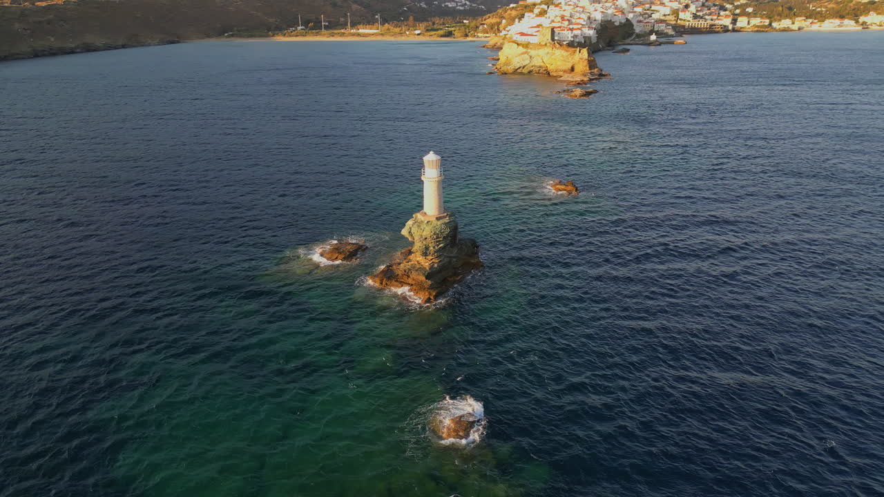 видео с воздуха знакового маяка на острове андрос хора, киклады, греция в сумерках