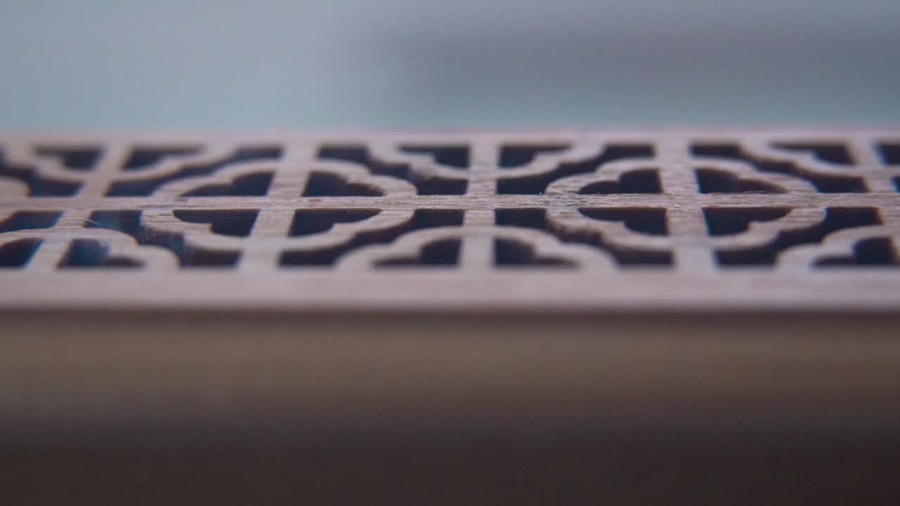 Una macro in primo piano di incenso che brucia in una scatola di legno, meditazione rituale spirituale, fragranza per aromaterapia, fumo bianco aromatico rilassante, custodia testurizzata, video cinematico statico in slow motion a 120fps