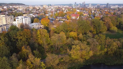 Sobrevuelo-Aéreo-Descendente-De-Un-Barrio-Suburbano-Žvėrynas-En-Vilna,-Lituania,-Con-Follaje-Otoñal-En-Octubre