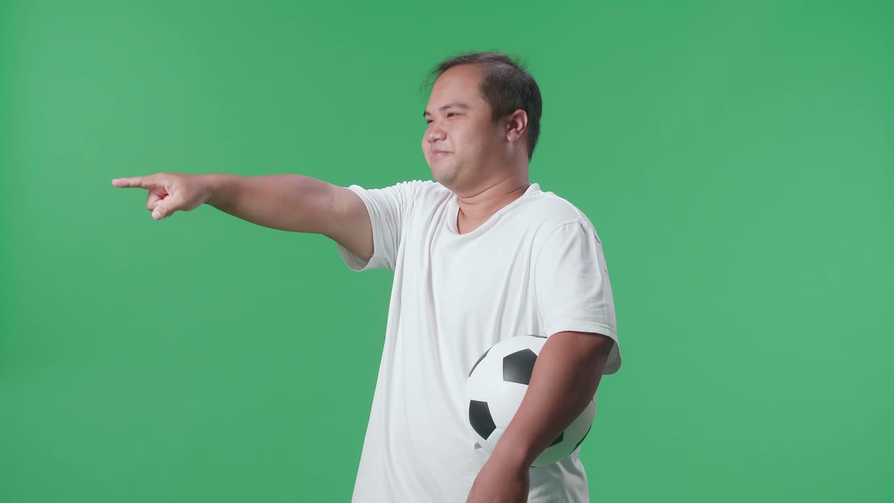 축구 공 을 가리키는 사람