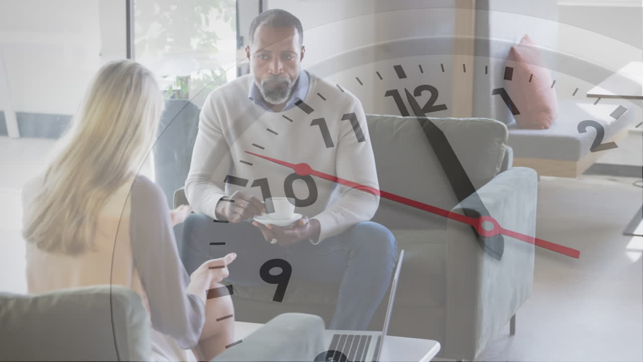 Animación de reloj sobre dos profesionales de negocios diversos