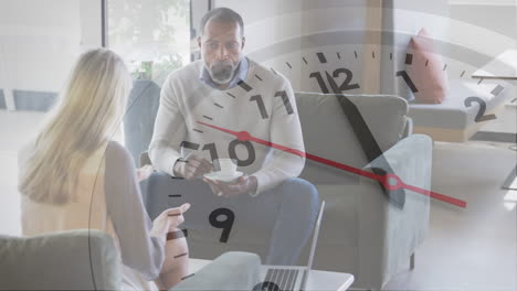 animación del reloj sobre dos personas de negocios diversas