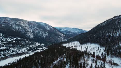 Aerial-Pull-Back-Shot-of-the-Forest-Covered-Mountains-in-the-Thompson-Nicola-Region,-BC,-Canada