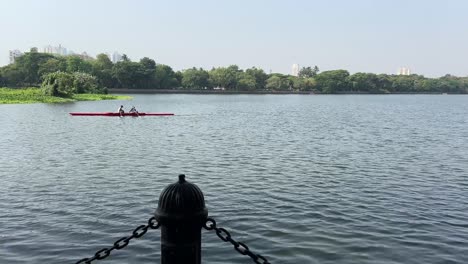 Toma-Estática-De-Un-Kayak-Navegando-En-El-Lago-Rabindra-Sarobar-En-Calcuta