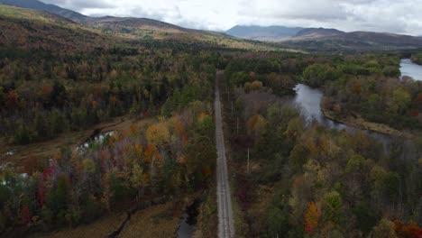 Flug-über-Malerische-Herbstwaldlandschaft-Mit-Eisenbahn-Und-Fluss-Beiseite