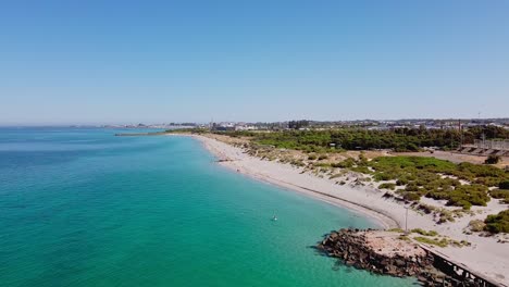 Die-Rhythmische-Bewegung-Des-Kanus-Schafft-Eine-Ruhige-Szene-Zwischen-Land-Und-Meer